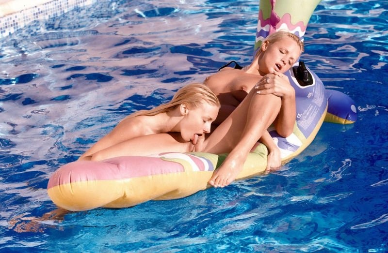 Lesbianas rubias cachondas dándose placer en la piscina
 #73824032