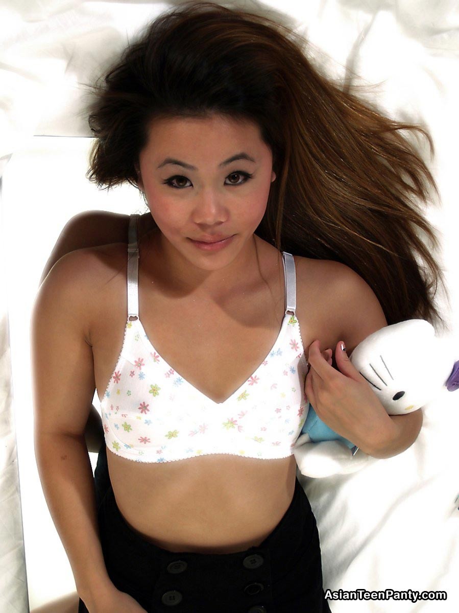 Asiática en ropa interior
 #69973856