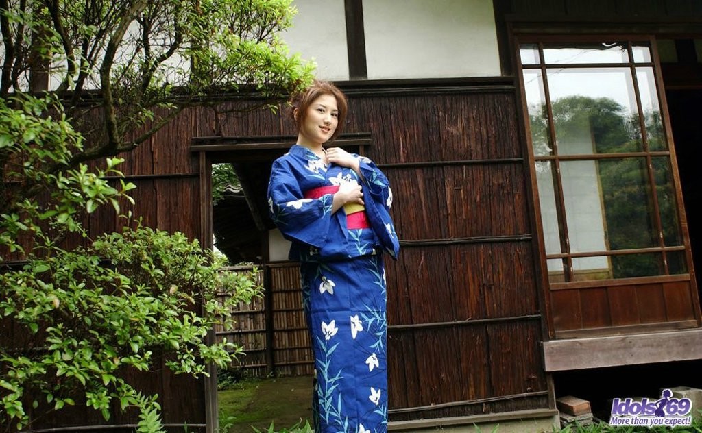 Ragazza giapponese del kimono si spoglia fuori e gioca con se stessa
 #69930552