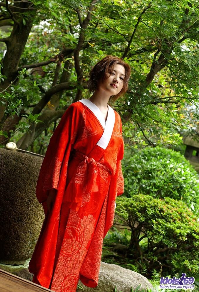 Ragazza giapponese del kimono si spoglia fuori e gioca con se stessa
 #69930595