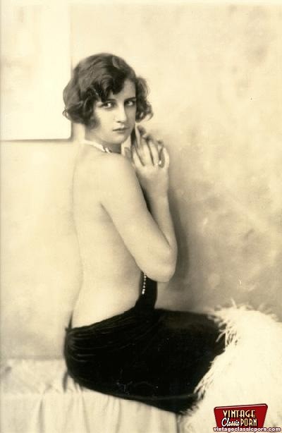 Sehr künstlerische Vintage nackte haarige Mädchen Bilder
 #78469167