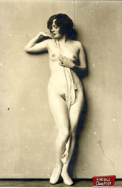 Sehr künstlerische Vintage nackte haarige Mädchen Bilder
 #78469183