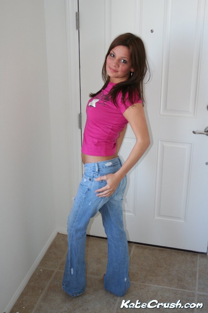 La sexy teenager Kate mostra i suoi caldi tanga rosa
 #70535657