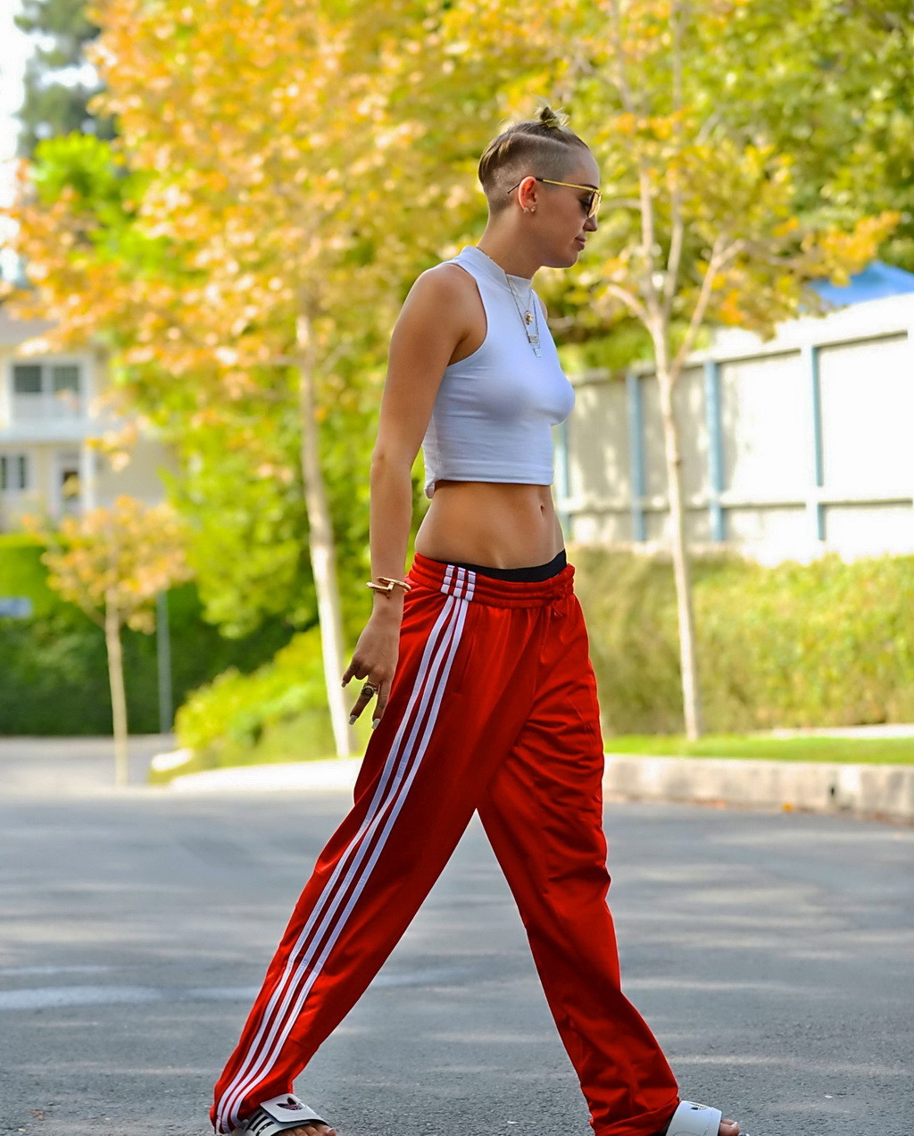 Miley Cyrusが白いシースルーのベリートップと赤いスーツのボトムを着てロサンゼルスに登場 
 #75212666