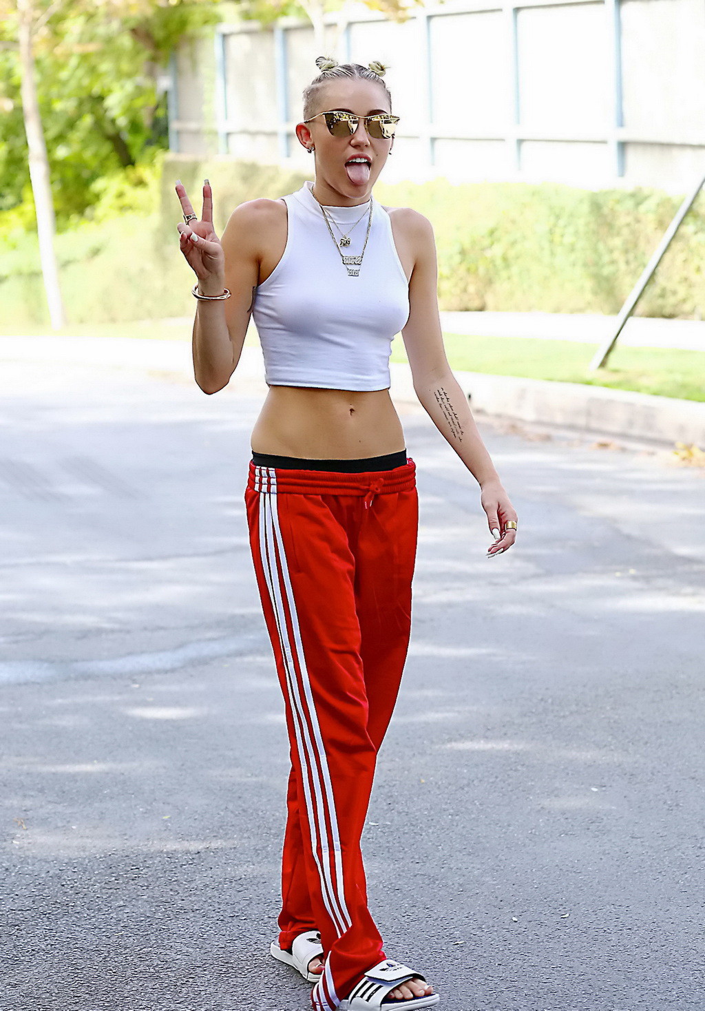 Miley Cyrusが白いシースルーのベリートップと赤いスーツのボトムを着てロサンゼルスに登場 
 #75212726