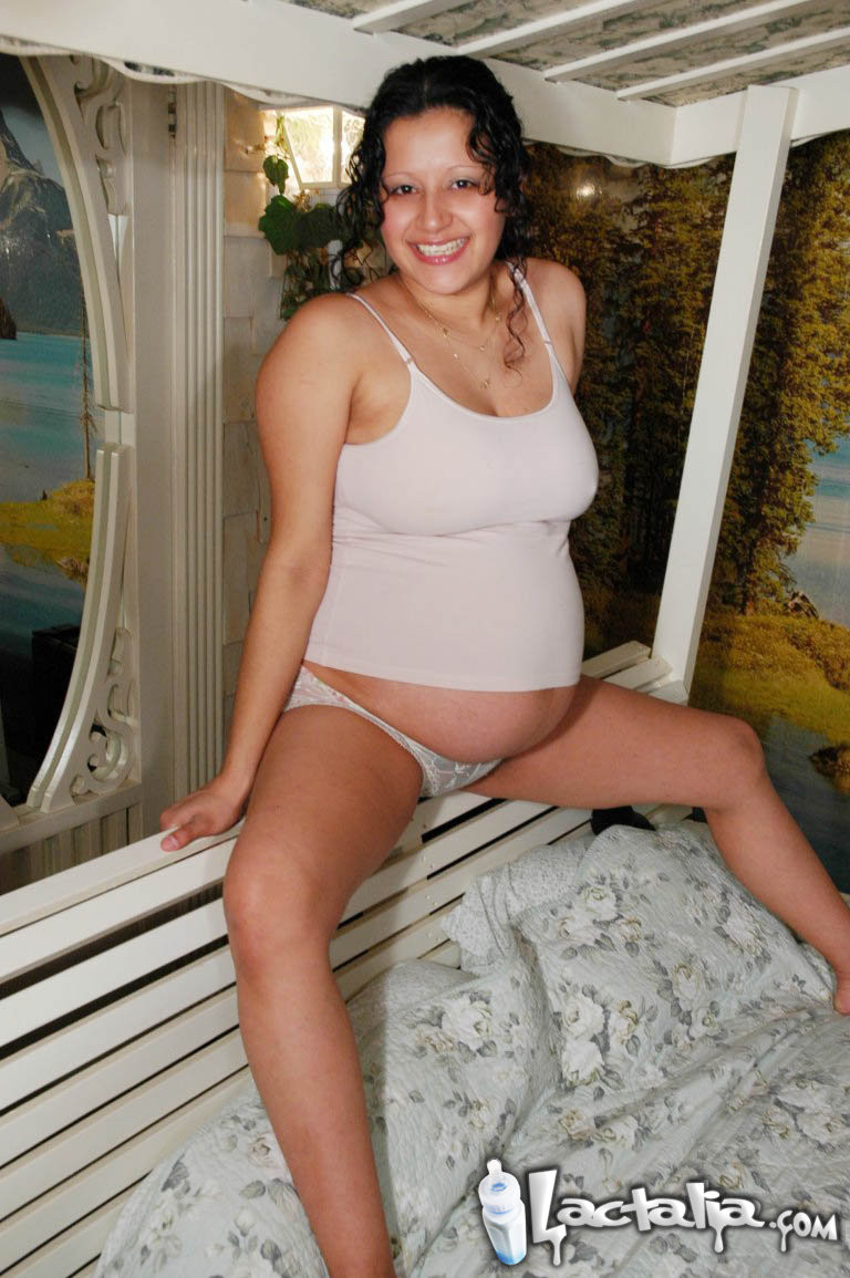 Gros ventre de femme enceinte sur le lit
 #76155097