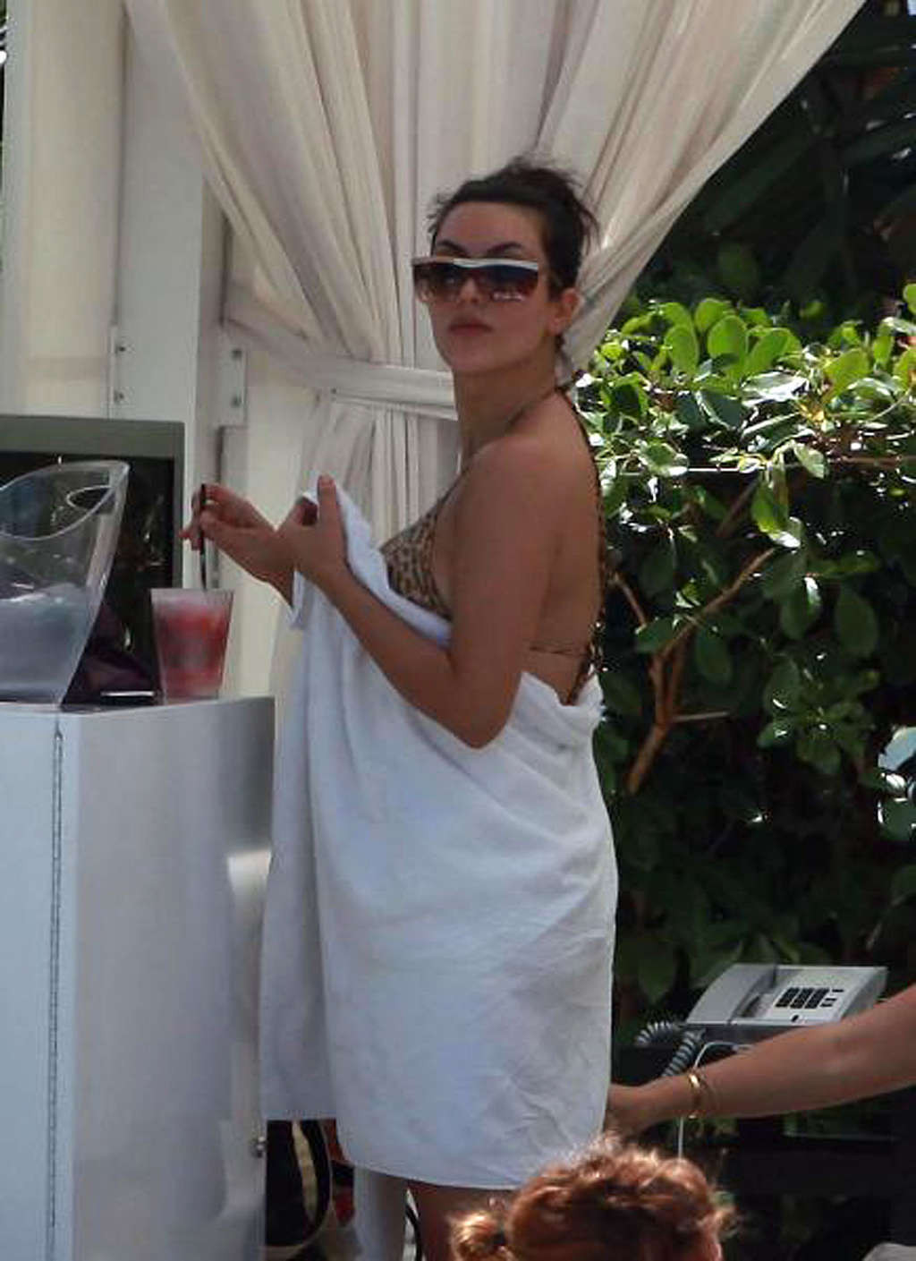 Kim Kardashian che espone il suo corpo sexy e tette enormi in bikini in piscina
 #75345519