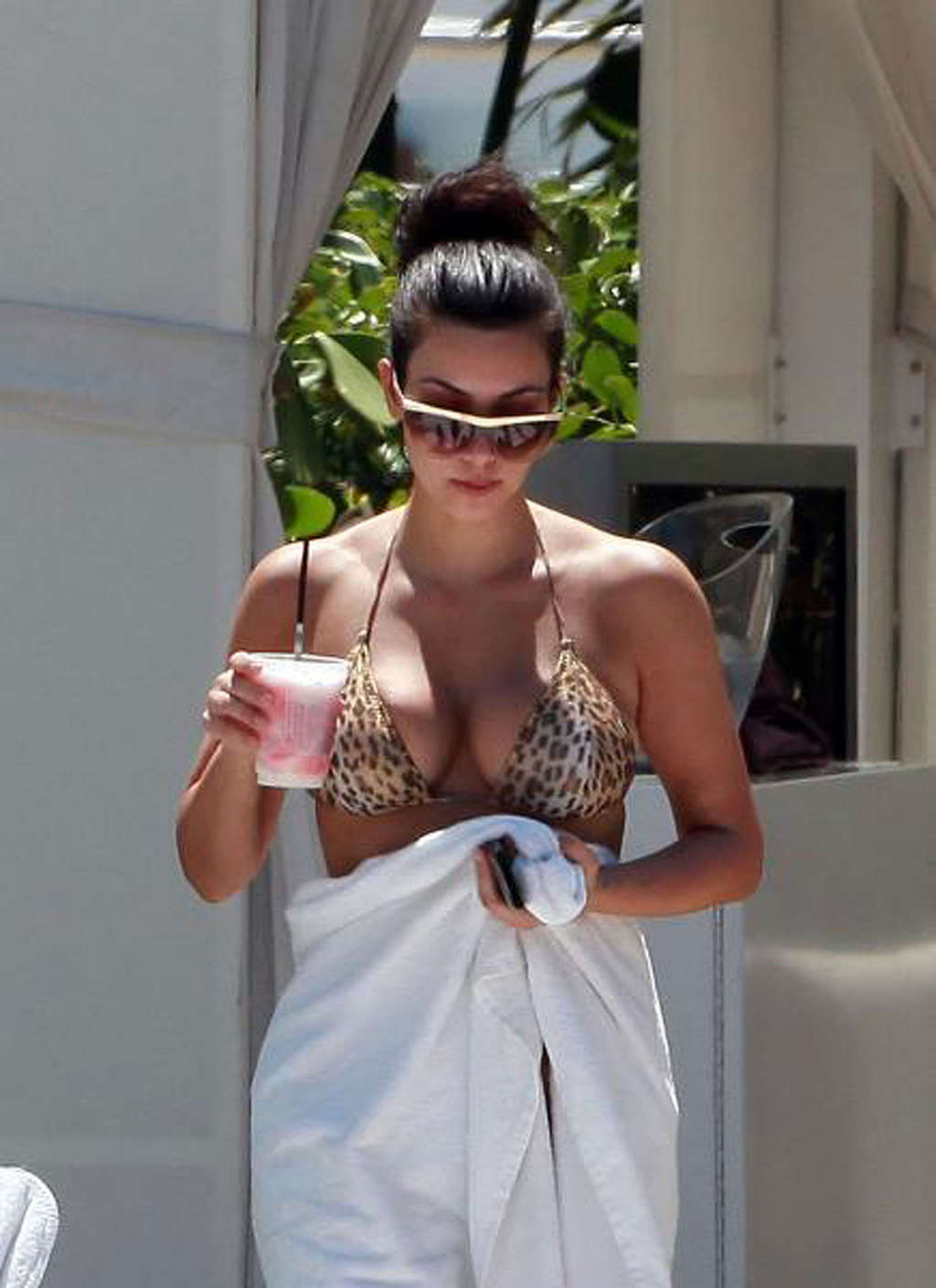 Kim Kardashian entblößt ihren sexy Körper und riesige Brüste im Bikini am Pool
 #75345570