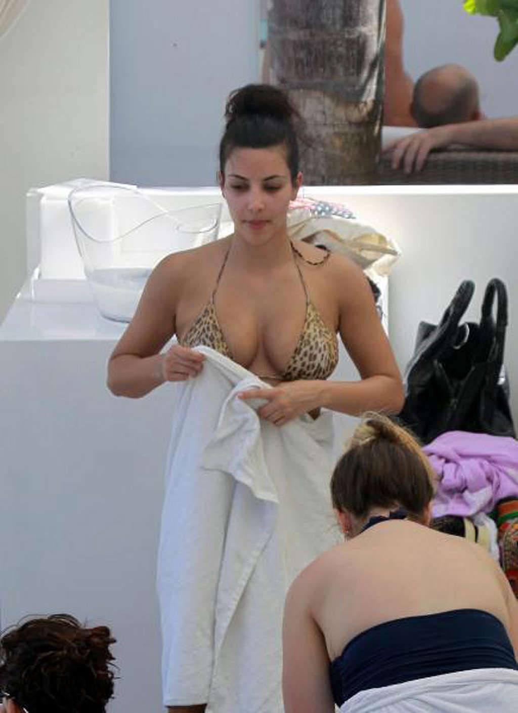 Kim Kardashian entblößt ihren sexy Körper und riesige Brüste im Bikini am Pool
 #75345594