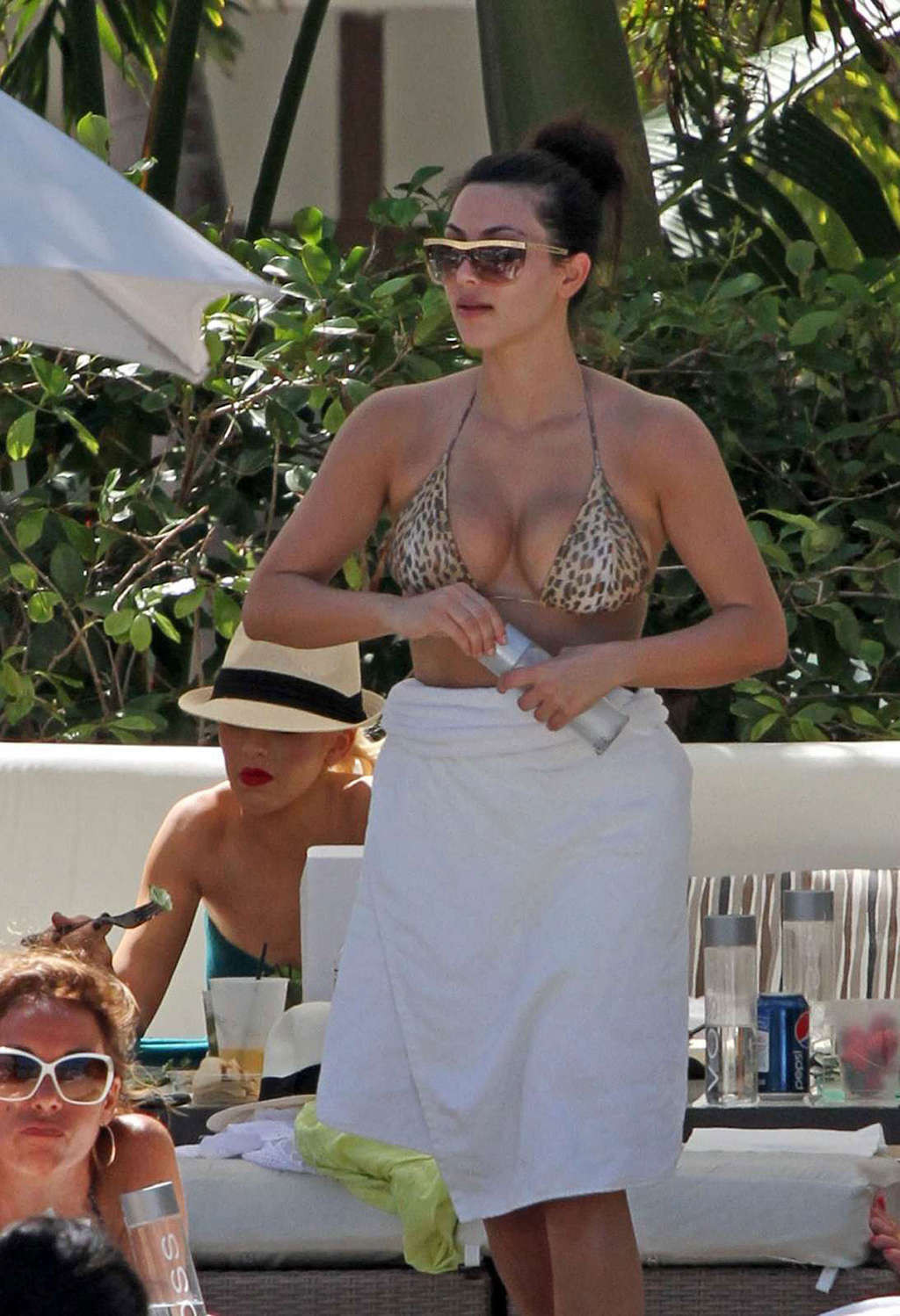 Kim Kardashian exposing her sexy body and huge boobs in bikini on pool #75345643