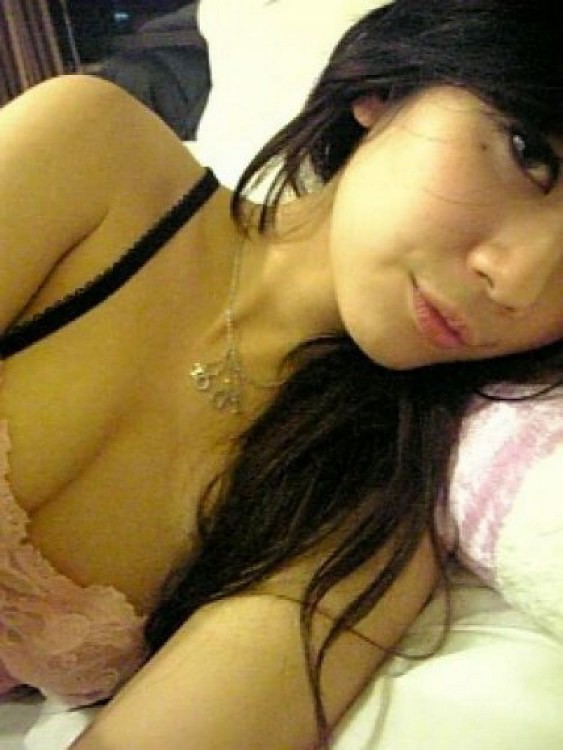 Une jeune asiatique se met entièrement nue dans un canapé et montre ses nichons.
 #69866995