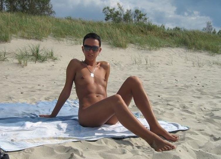 Giovane nudista formosa lascia che il sole baci il suo corpo
 #72256765