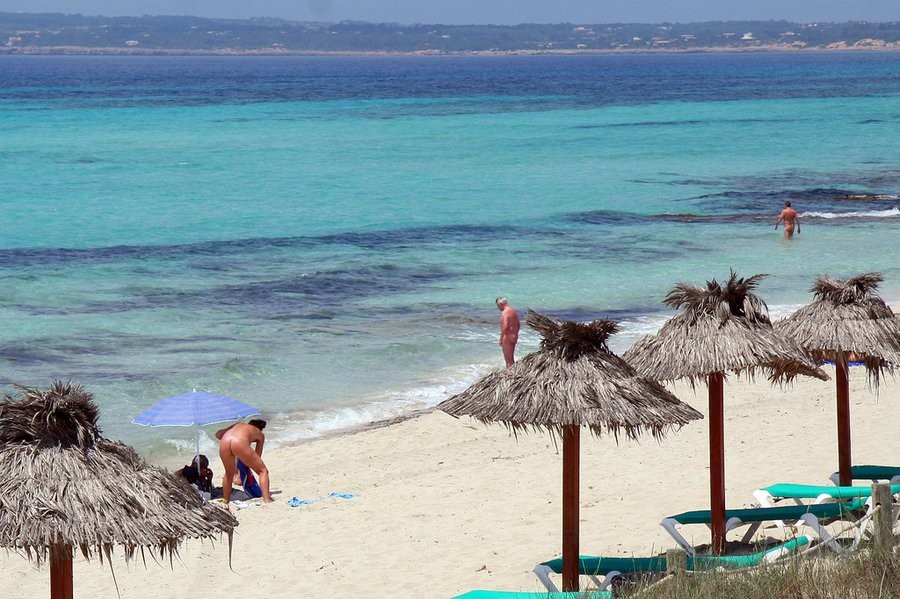 Giovane nudista formosa lascia che il sole baci il suo corpo
 #72256770