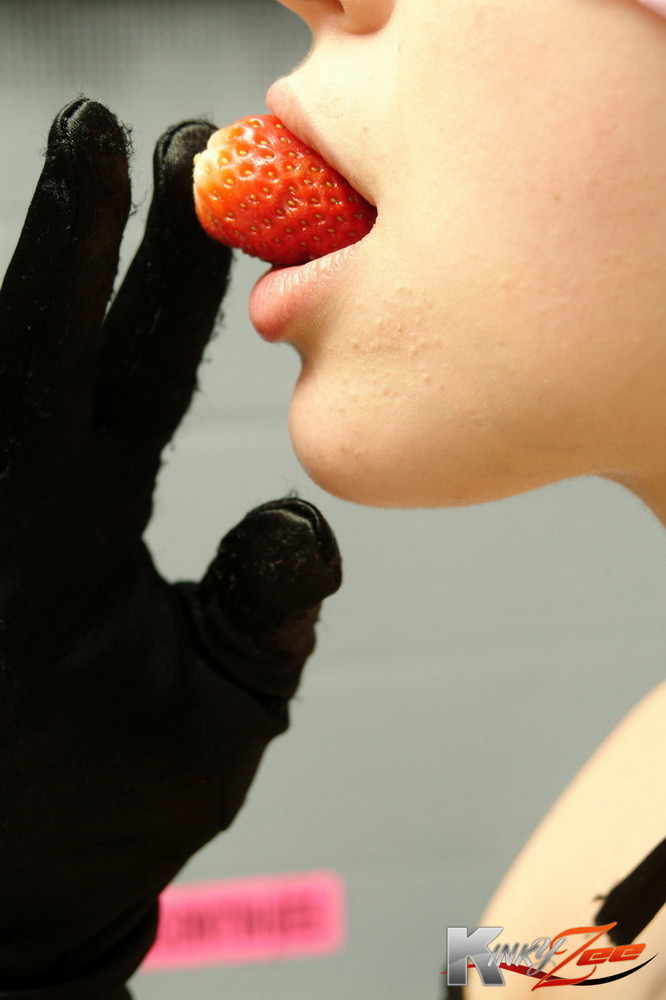 Kinky zertrümmert Erdbeeren mit ihren Füßen in einem Fischnetz-Körperhandschuh
 #76582098