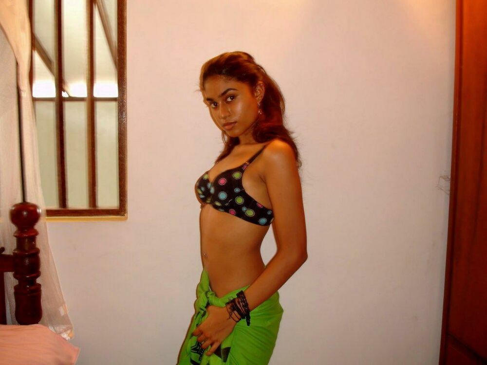 De vraies jeunes filles indiennes posent et se dénudent - galerie 4
 #77764722