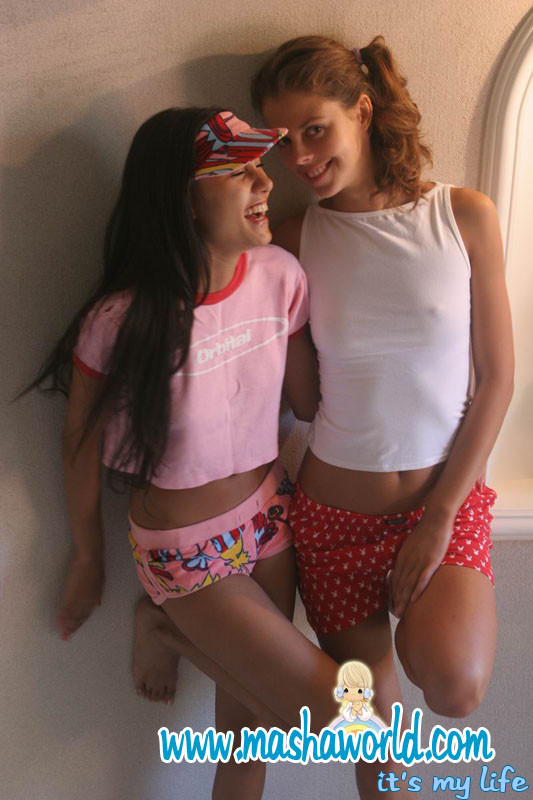 Due lesbiche teenager calde che si divertono
 #75011247