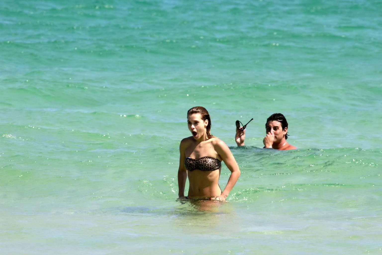 Carolina Dieckmann trägt einen Leopardenmuster-Bikini am Strand in Barra da Ti
 #75240379