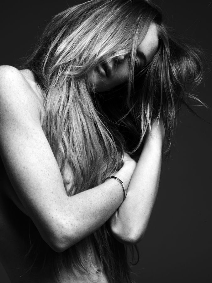 Lindsay Lohan coprire le sue tette nude con i suoi capelli
 #75395994