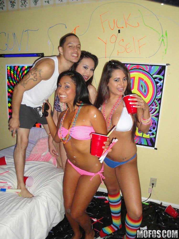 ホットなアマチュア乱交セックスパーティーでコックを叩く大学の女の子たち
 #76799636