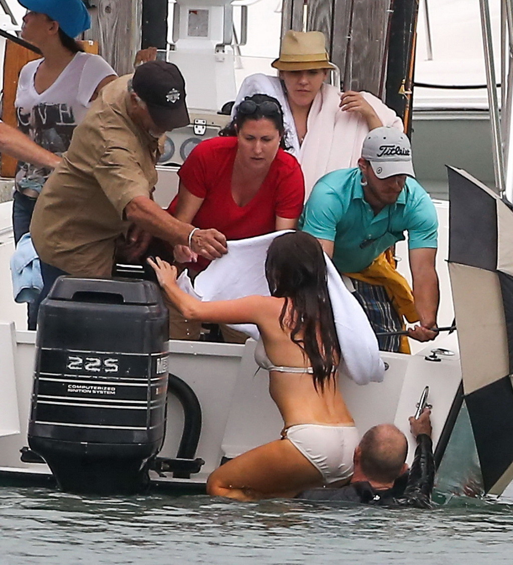 Isla Fisher che mostra il suo culo in mutandine bagnate e trasparenti sul set del film a M
 #75238763