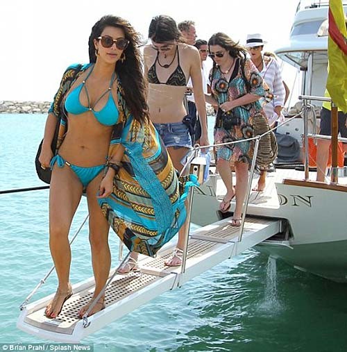 Kim kardashian mostrando culo sexy y enormes tetas en bikini
 #75266587