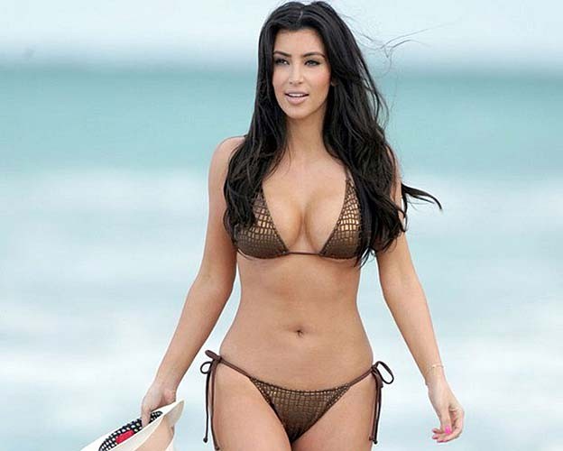Kim kardashian mostrando culo sexy y enormes tetas en bikini
 #75266604