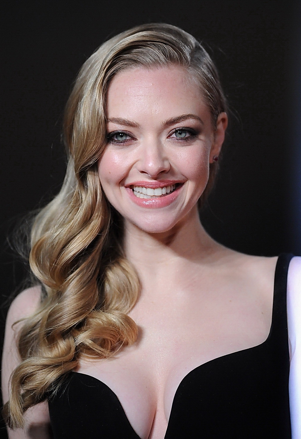 Amanda Seyfried shows off her sexy chest wearing low cut black dress at Les Mise #75246745
