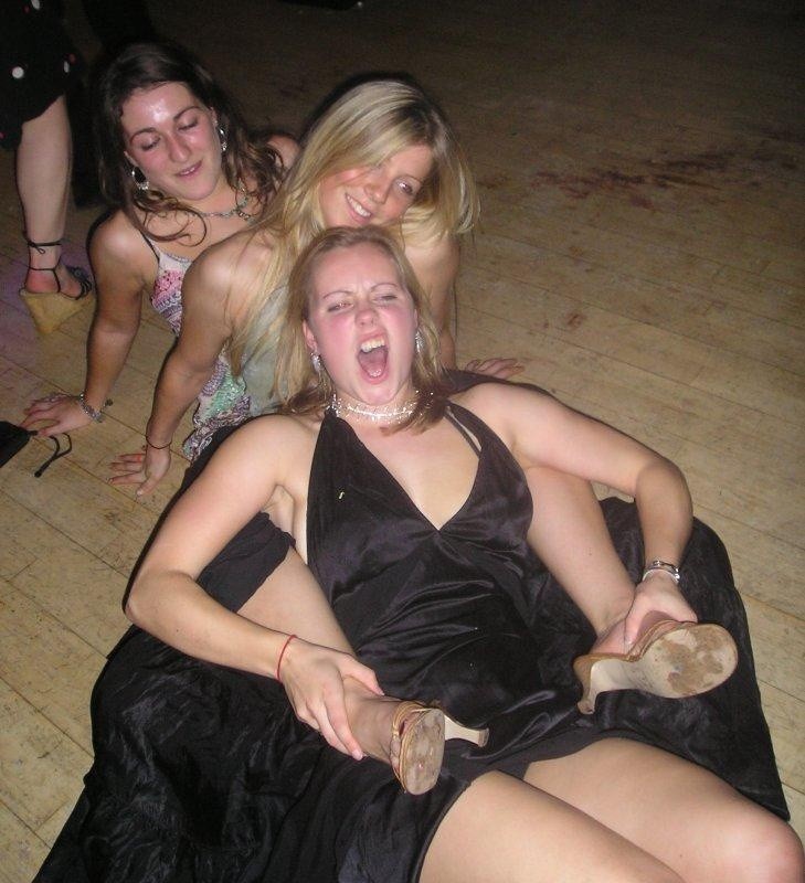 Betrunkene College-Mädchen blinken geile freche Titten
 #76394957