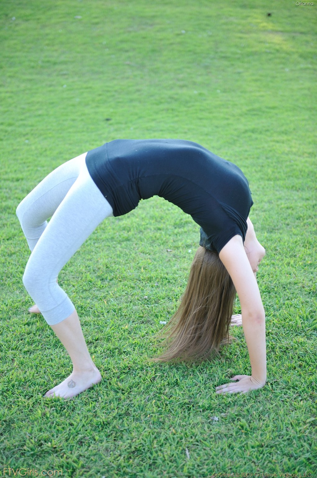 Diese flexible Brünette Teen macht Gymnastik ohne Höschen an
 #76584436