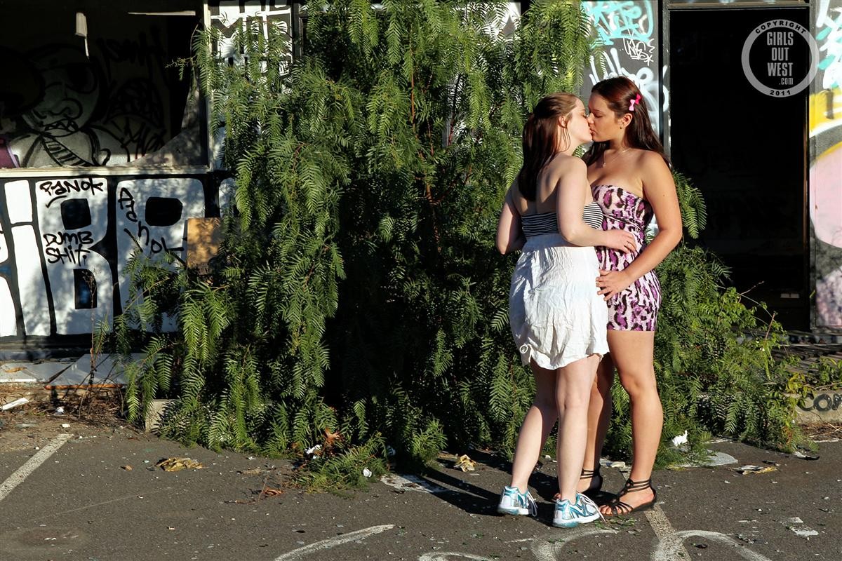 Lesbianas australianas amateurs jugueteando al aire libre
 #78093537