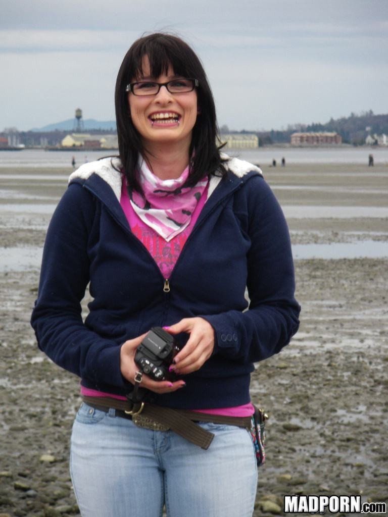 Una verdadera novia emo con gafas chupa una polla y se traga una corrida caliente
 #75928242