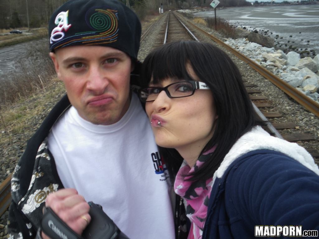 Una verdadera novia emo con gafas chupa una polla y se traga una corrida caliente
 #75928265