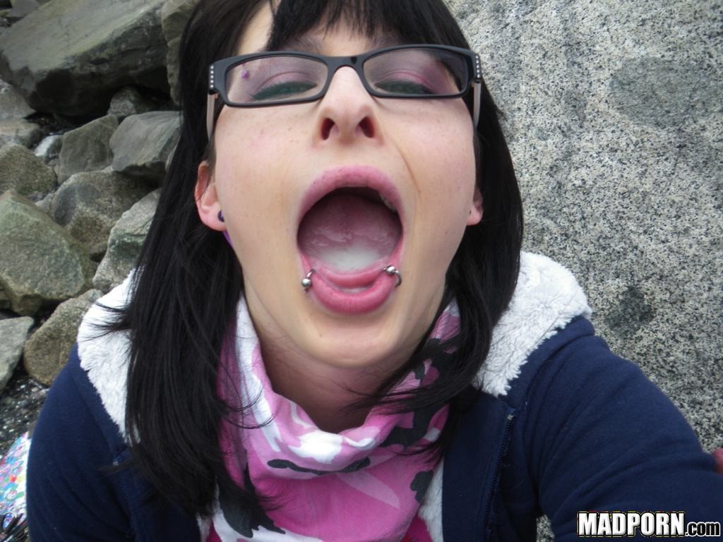 Una verdadera novia emo con gafas chupa una polla y se traga una corrida caliente
 #75928304