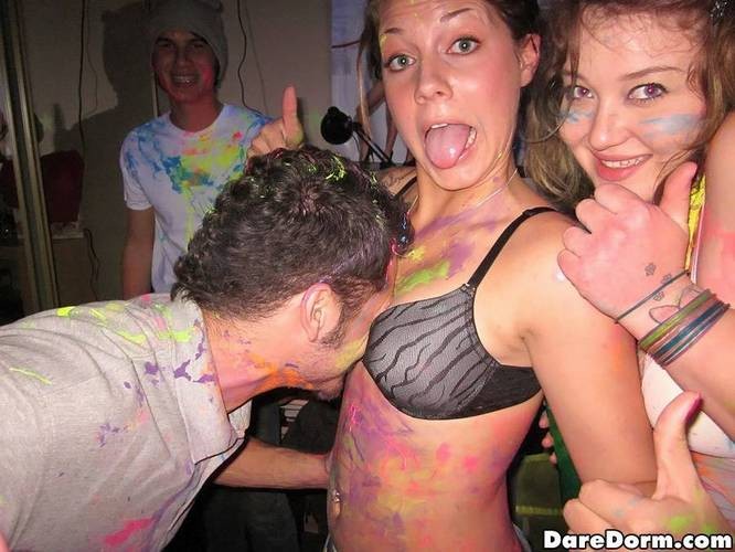 Verdaderas universitarias follando duro después de una gran fiesta de dormitorio
 #75703669