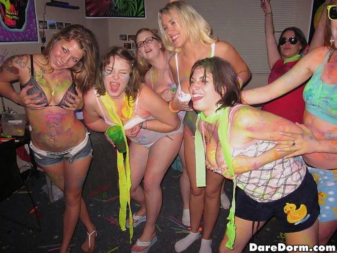Echte College-Mädchen ficken hart nach einer tollen Schlafsaal-Party
 #75703706