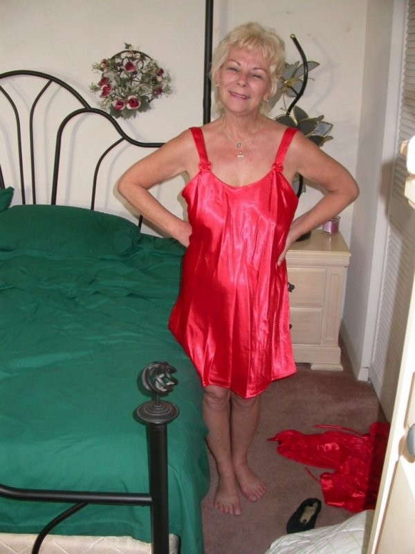 Hot blonde granny in her sexiest red slip cybers on web cam #73982016