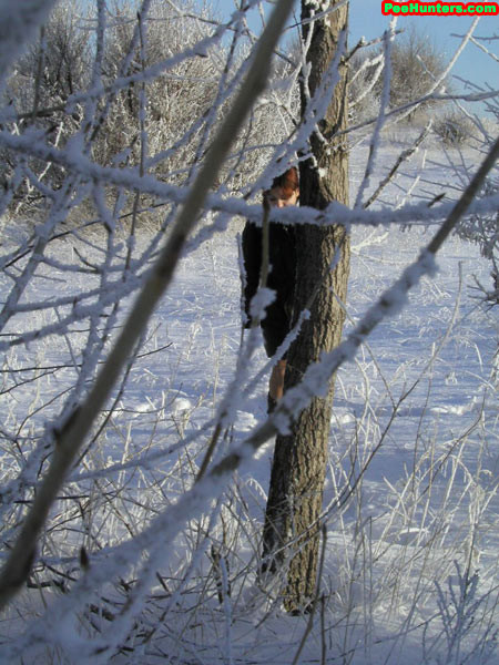 Pelirroja amateur meando en la nieve al aire libre
 #78617448