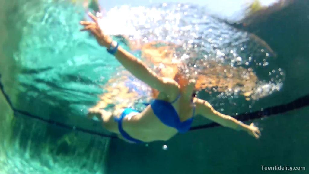 Jeune sabrina taylor suçant et baisant dans une piscine
 #73141426