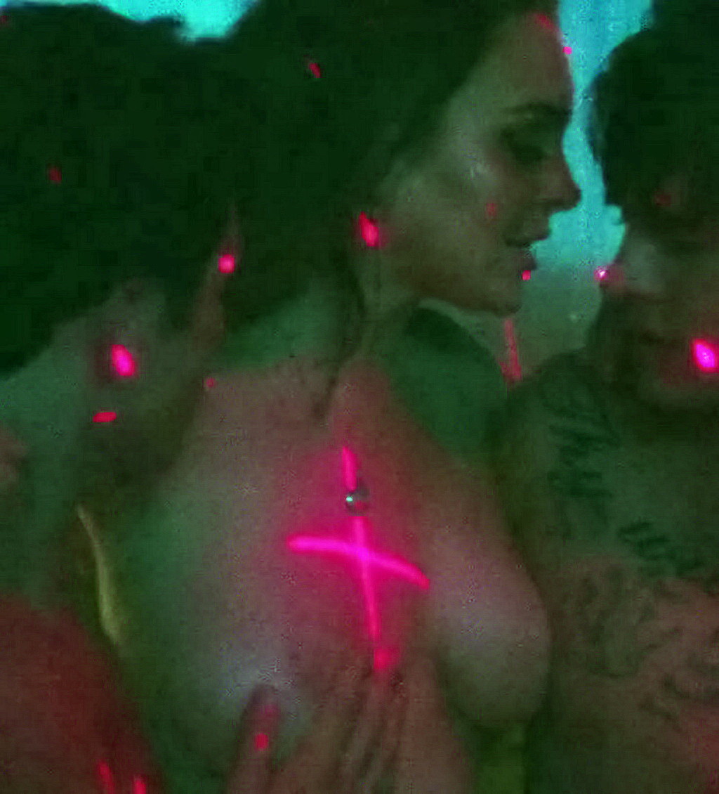 La tetona Lindsay Lohan se desnuda por completo en las tapas de 'The Canyons'
 #75223140