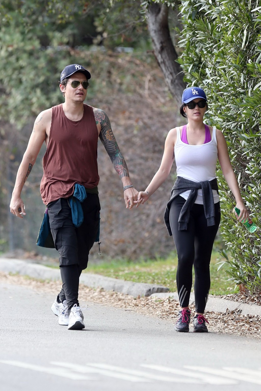 Katy Perry vollbusiger Hintern in engem Top und Strumpfhose beim Wandern in Los Angeles
 #75242130