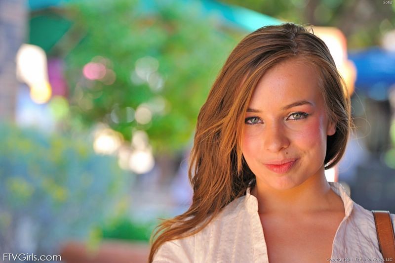 Sofia Sutra blinkt kleine Titten in der Öffentlichkeit und masturbiert
 #71003302