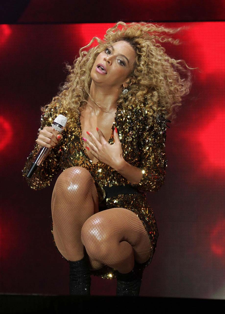 Beyonce knowles exponiendo su cuerpo sexy y su culo caliente en el escenario
 #75298198