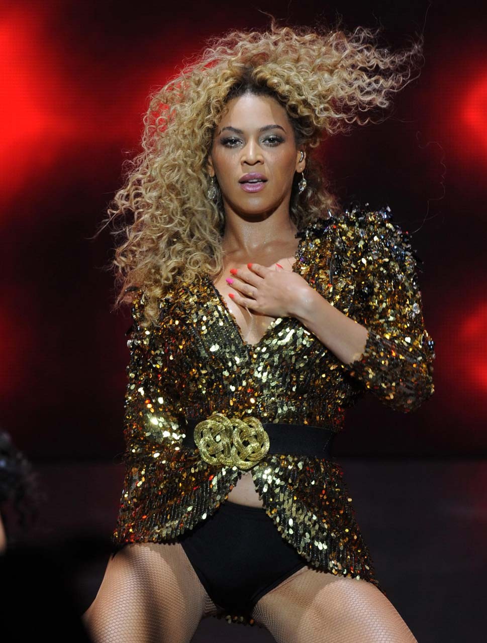 Beyonce knowles exponiendo su cuerpo sexy y su culo caliente en el escenario
 #75298218