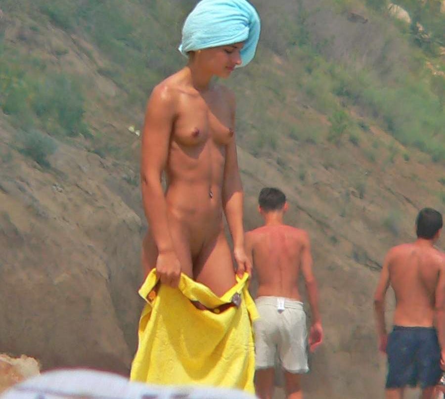 I nudisti più lisci giocano insieme nell'acqua calda
 #72254212