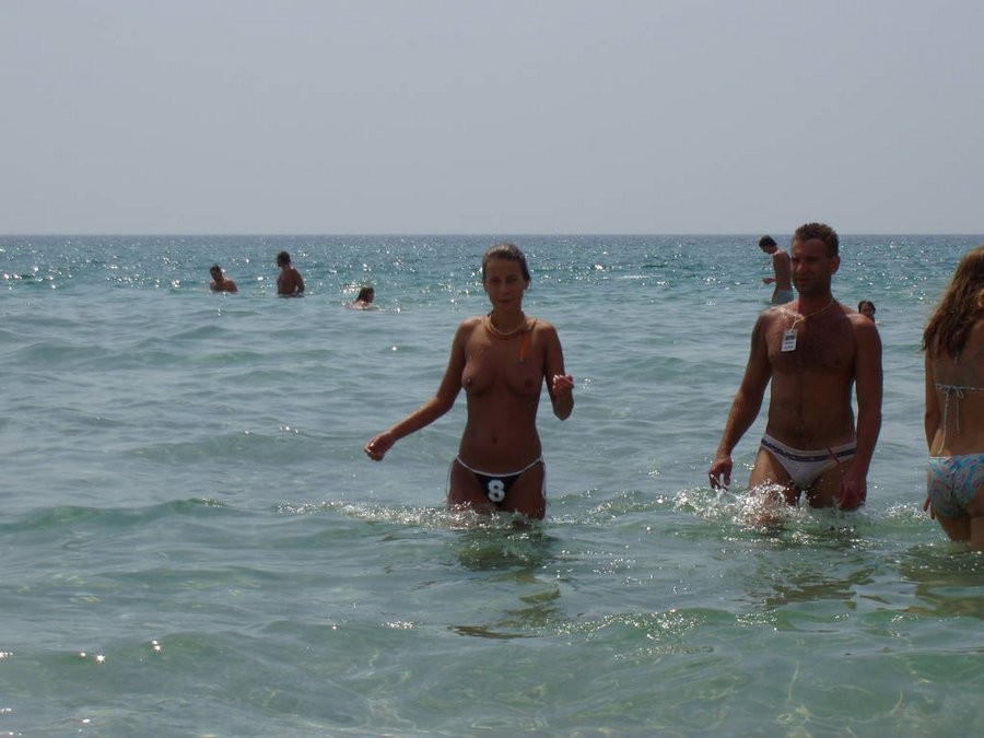 I nudisti più lisci giocano insieme nell'acqua calda
 #72254261