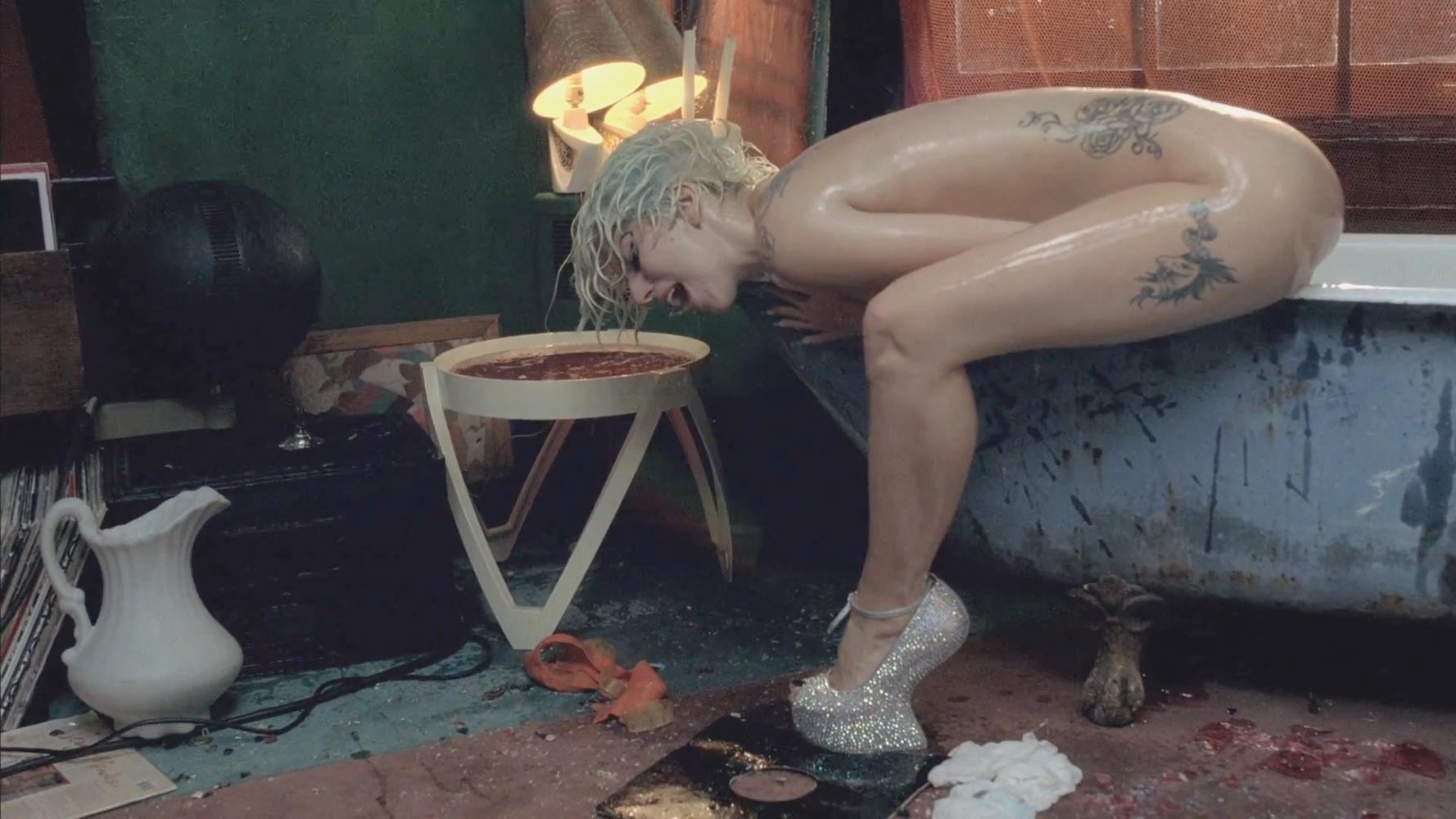 Lady Gaga komplett nackt in der Badewanne
 #75278737