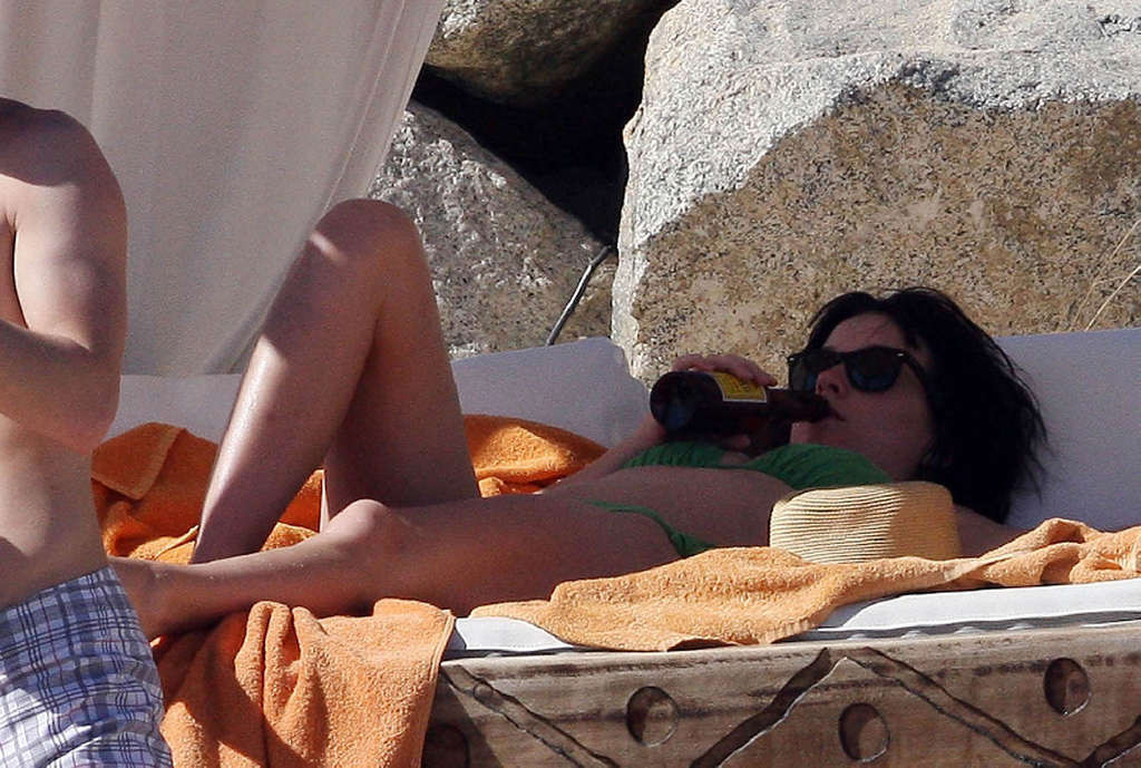 Katy Perry zeigt ihren schönen und sexy Arsch im grünen Bikini am Strand
 #75372381
