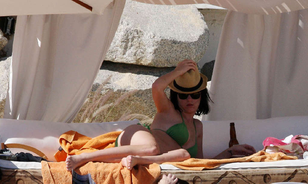 Katy Perry zeigt ihren schönen und sexy Arsch im grünen Bikini am Strand
 #75372387