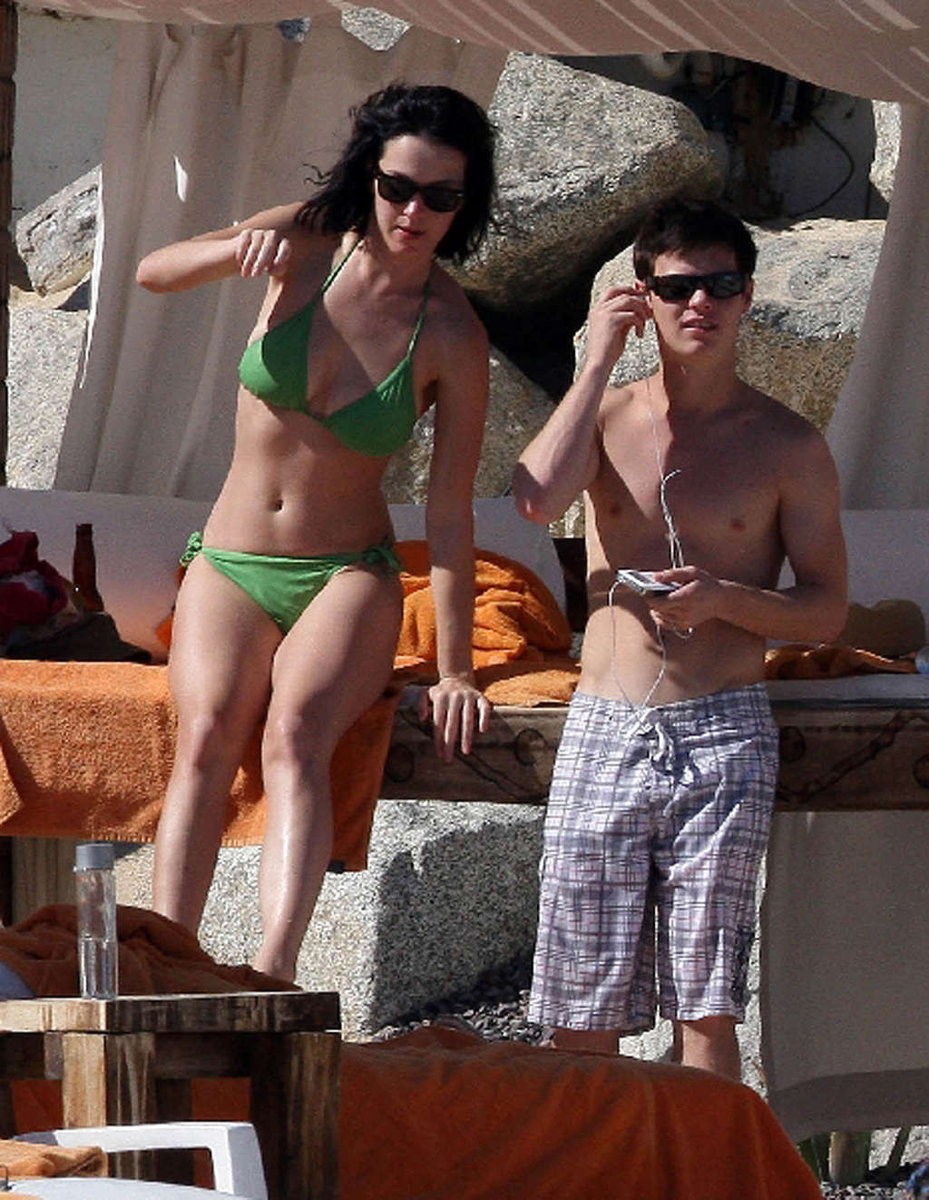 Katy perry mostrando il suo bel culo sexy in bikini verde sulla spiaggia
 #75372393