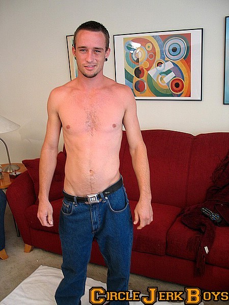 Un hombre sin camiseta y en vaqueros
 #77002201
